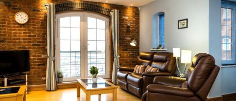 Una televisión, una pantalla de ordenador