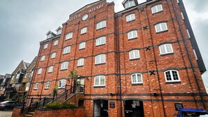 Un edificio grande de ladrillo con muchas ventanas y un letrero que dice "SILVER WHARF".