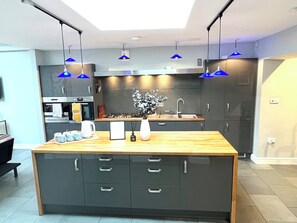 Fridge, microwave, oven, stovetop - Stylish 3-bed converted bakery in central Cheltenham – bold, bright & perfect for groups. (Cheltenham)