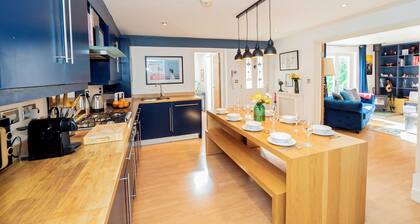 A beautiful four bedroom house with garden and cinema room!