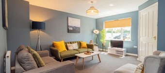 Stylish 3 bedroom house with parking and private garden. Ideal for families, groups or work stays.