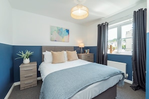 3 bedrooms, iron/ironing board, WiFi (free), bed sheets