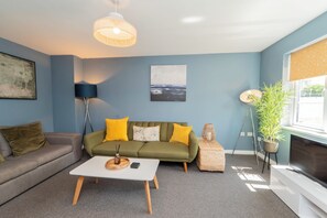 Smart TV - Stylish 3 bedroom house with parking and private garden. Ideal for families, groups or work stays. (Cheltenham)