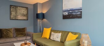 Stylish 3 bedroom house with parking and private garden. Ideal for families, groups or work stays.