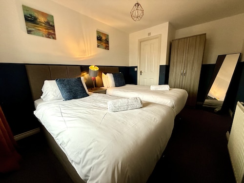 Spacious 3 bedroom house with parking and private garden. Ideal for families, groups or work stays.
