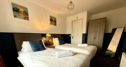 Spacious 3 bedroom house with parking and private garden. Ideal for families, groups or work stays.