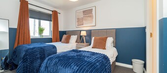 Stylish 3 bedroom house with parking and private garden. Ideal for families, groups or work stays.