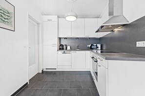 Deluxe Apartment, City View | Private kitchen