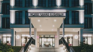 The entrance of Hotel Grand Elisabeth with a grand staircase leading up to the entrance. - Grand Elisabeth (Bad Ischl)