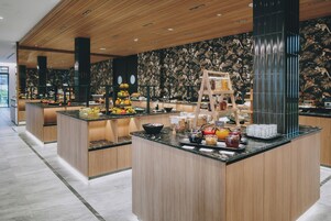 Free daily buffet breakfast