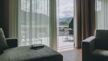 Deluxe Studio Suite | Living area | 30-inch flat-screen TV with cable channels