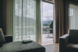 Deluxe Studio Suite | Living area | 30-inch flat-screen TV with cable channels