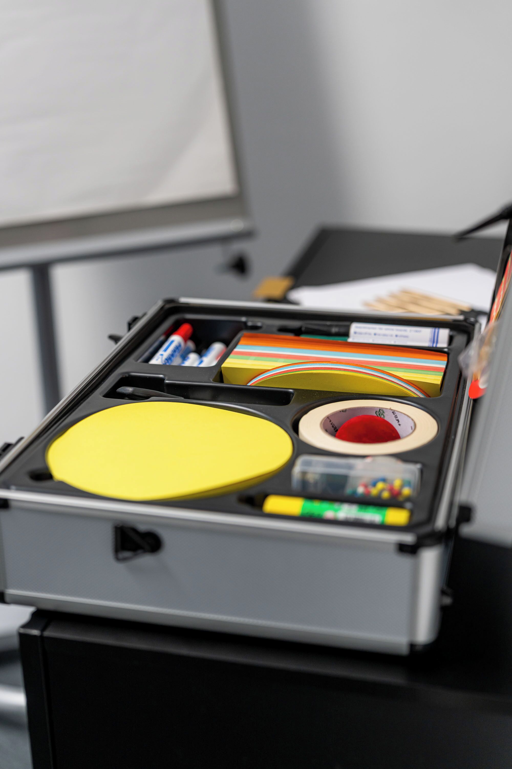 Gros plan d’un organiseur de bureau contenant divers articles de fournitures.