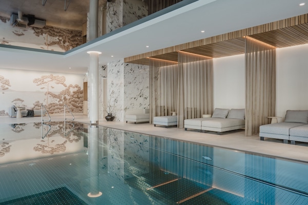 Una piscina cubierta