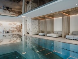 Una piscina cubierta