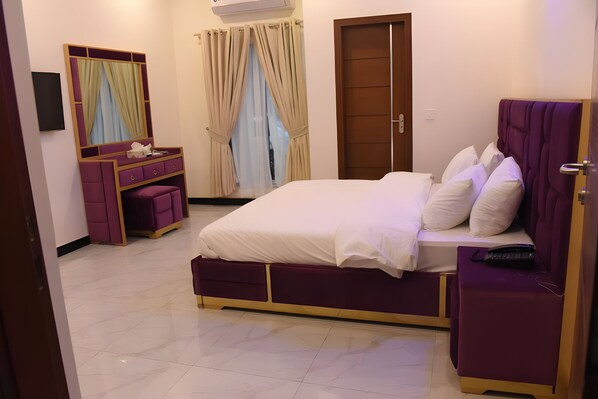 Deluxe szoba kétszemélyes vagy két külön ággyal, kilátással a városra | Széf a szobában, vasaló/vasalódeszka, ingyenes wifi és ágynemű