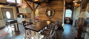 Cozy cabin on Jasper side of Smith Lake. Close to all amenities!