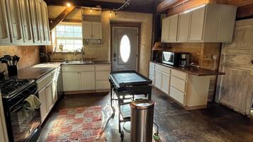 Een microgolfoven, een oven, een kookplaat, een vaatwasser