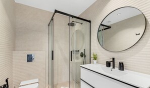 Dusj, hårføner, håndklær og såpe