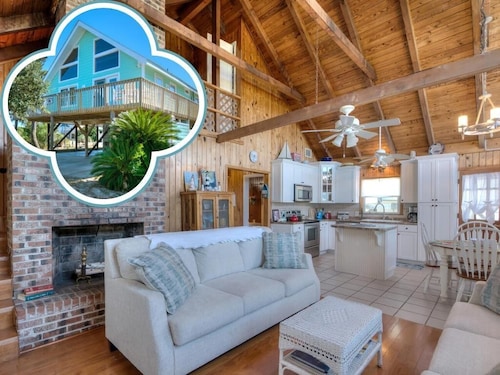 Crabby's Place in Oak Island: Beachside charm with 3 bedrooms for up to 6 guests.