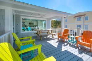 Outdoor dining - Renovated 7BR 3.5BA Duplex-Style House, Walk to Beach, Ocean View, Sleeps 14 (Oak Island)
