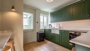 Fridge, oven, dishwasher, coffee/tea maker
