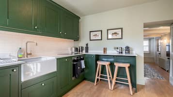 Refrigerador, horno, lavavajillas y cafetera y tetera