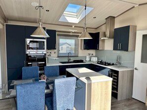Fridge, microwave, oven, dishwasher - Lodge No 20 | Hot Tub |  Stewart's Resort Cameron (Cameron)