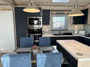 Jääkaappi, mikroaaltouuni, uuni, kahvin-/teenkeitin