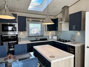 Kühlschrank, Mikrowelle, Ofen, Wasserkocher mit Kaffee-/Teezubehör