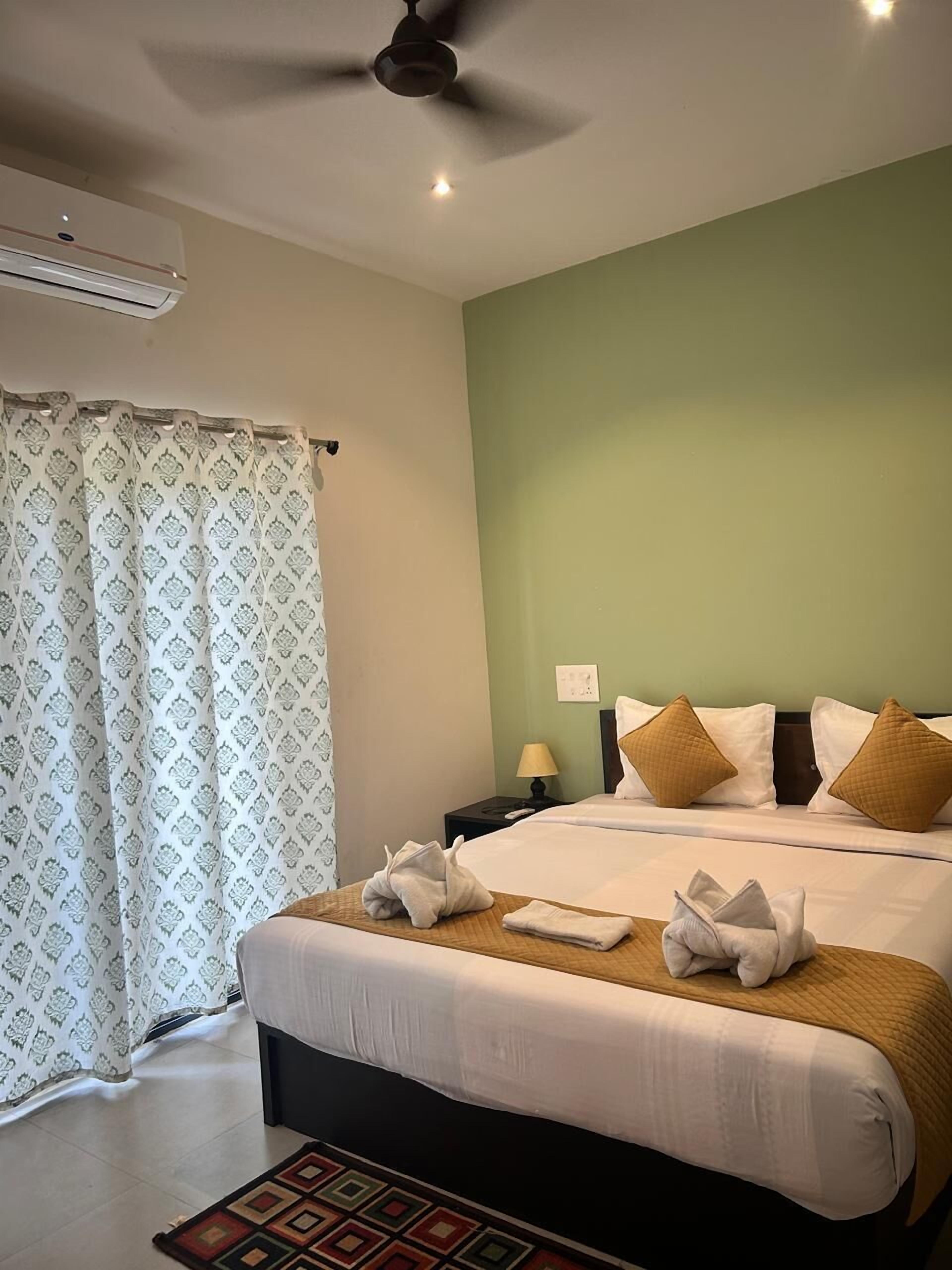 Studiosvit för familj - 2 sovrum - kök - havsutsikt | Individuell inredning, unika möbler och arbetsyta för laptop