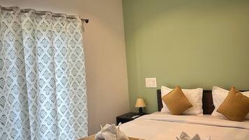 Studiosvit för familj - 2 sovrum - kök - havsutsikt | Individuell inredning, unika möbler och arbetsyta för laptop