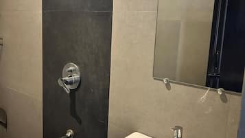 Studio Suite dành cho gia đình, 2 phòng ngủ, bếp, quang cảnh biển | Phòng tắm | Đồ dùng nhà tắm miễn phí, khăn tắm, xà phòng, dầu gội