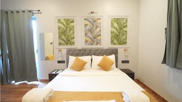 Comfort Room, Balcony | Individually decorated, individually furnished, laptop workspace