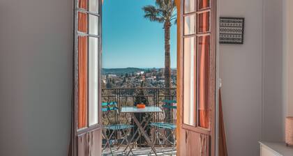 Appartement traversant, proche centre de Grasse, chambres sur cours, vue extra