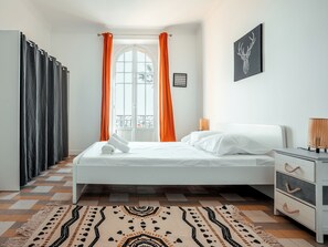2 Schlafzimmer, Schreibtisch, Bügeleisen/Bügelbrett, Reisekinderbett
