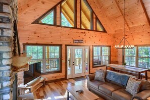 Smart TV, fireplace, table football - Mystic Hollow cabin at Trickle Creek (Logan)