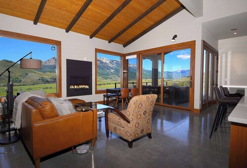 Edge of Paradise, brand new 3BD/2.5BA, views!