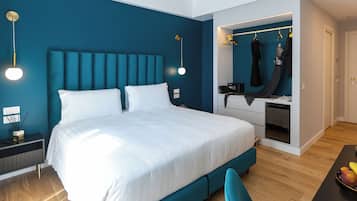 Queen Deluxe , River View | Minibaari, tallelokero huoneessa, työpöytä