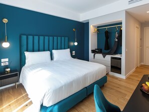 Queen Deluxe , River View | Minibar, pengeskab på værelset, skrivebord