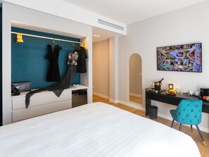 Queen Deluxe , River View | Minibar, in-room safe, desk, laptop workspace - REGOLA LUXURY RELAIS (Rome)