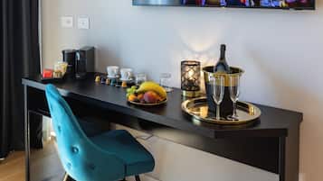 Queen Deluxe , River View | Minibar, in-room safe, desk, laptop workspace