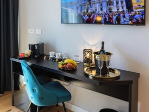 Queen Deluxe , River View | Minibar, värdeförvaringsskåp på rummet och skrivbord