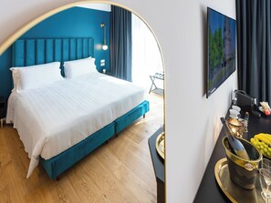 Queen Deluxe , River View | Minibar, in-room safe, desk, laptop workspace - REGOLA LUXURY RELAIS (Rome)