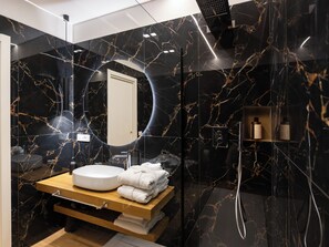 Queen Deluxe , River View | Bathroom | Shower, rainfall showerhead, hair dryer, bathrobes - REGOLA LUXURY RELAIS (Rome)