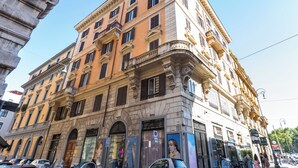 Un bâtiment historique à l’architecture classique, caractérisé par des fenêtres en arc et des balcons richement décorés.