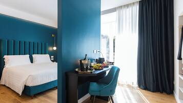 Queen Deluxe , River View | Minibaari, tallelokero huoneessa, työpöytä