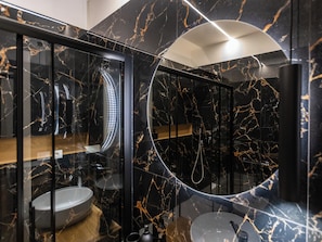 Queen Superior , Balcony | Bathroom | Shower, rainfall showerhead, hair dryer, bathrobes - REGOLA LUXURY RELAIS (Rome)