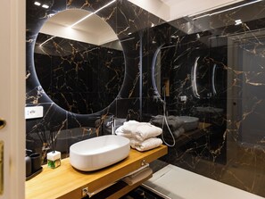 Queen Deluxe , River View | Badrum | Dusch, regndusch, hårtork och badrock