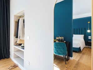 Queen Deluxe , River View | Minibar, pengeskab på værelset, skrivebord